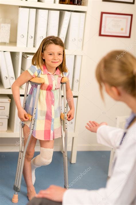 At The Pediatrician Little Girl With Crutches — Stock Photo