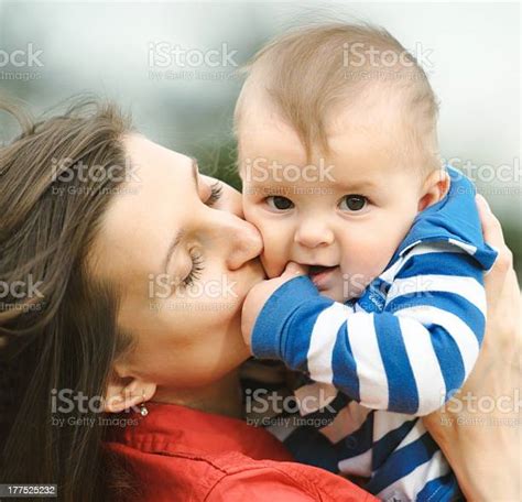 Madre Besando A La De Su Hijo Se Foto De Stock Y Más Banco De Imágenes