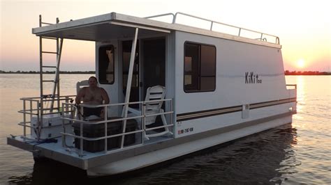 The Lil Hobo This Trailerable Houseboat Roams Wherever The Wind Blows Houseboat Magazine