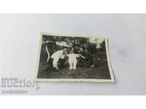 Снимка София Мъж жена и малко момченце в градината 1935 Стари снимки Изделия от хартия