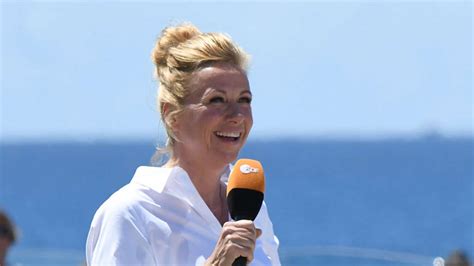 Daran kann auch das coronavirus nichts ändern. „ZDF-Fernsehgarten": Andrea Kiewel noch in hunderttausend ...