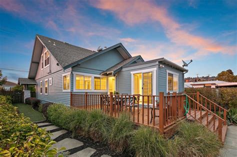 They're a fusion of wooden asian architectural details, the english arts and crafts movement and an innovative california spirit. A Craftsman Cottage For Sale in California (With images ...