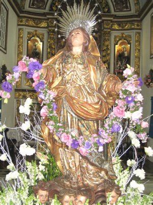 A tradição católica defende que, aquando da morte de virgem maria, esta foi transportada em corpo e alma até aos céus para participar da glória de seu filho, jesus cristo. Blog da Val: 15 de agosto, dia de Nossa Senhora da Assunção