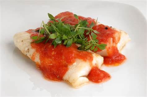 Successivamente inserite i filetti di merluzzo nella padella in cui avete cotto i pomodorini, accendete il fuoco e fate insaporire (girandoli delicatamente per non romperli) per due minuti a fiamma debole. Merluzzo in umido | Ricetta