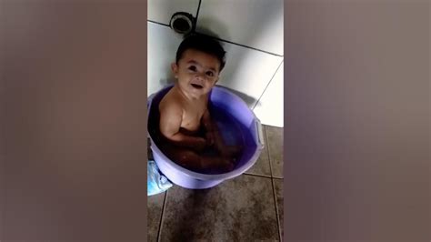 Derek Kauê Tomando Banho De Bacia Youtube
