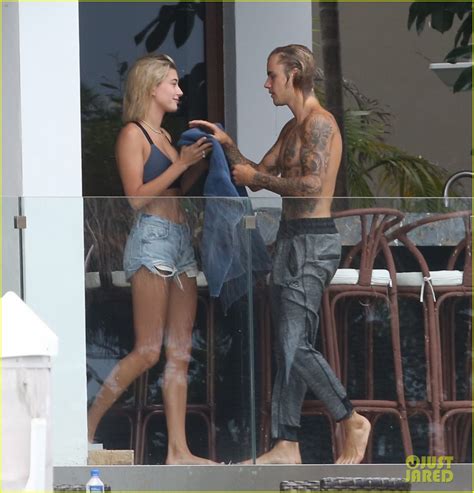 Justin Bieber Gets Cozy In Miami With Hailey Baldwin Photo 4099607