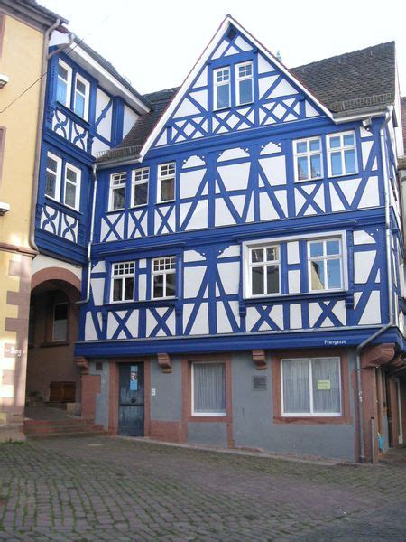 Das von ihnen und uns geplante individuelle traumhaus. Wertheim: Blaues Fachwerkhaus - Travello.com