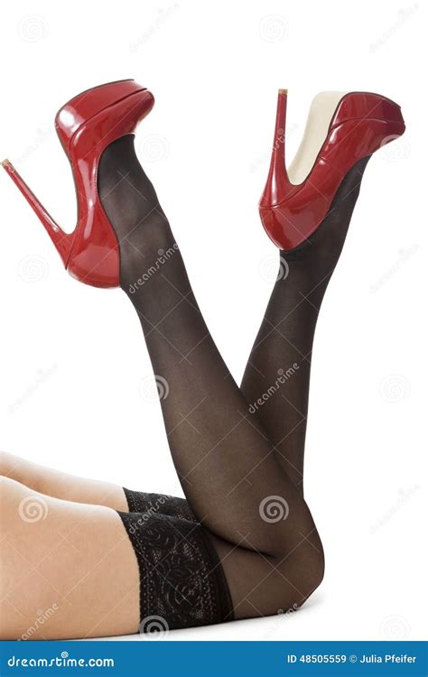 Fermez Vous Vers Le Haut Des Jambes Sexy De Femme Portant Les Chaussures Et Le Gray Stockings