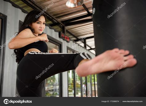 Hermosa Chica Práctica Muay Thai Boxeo Fotografía De Stock © Blanscape 173366074 Depositphotos