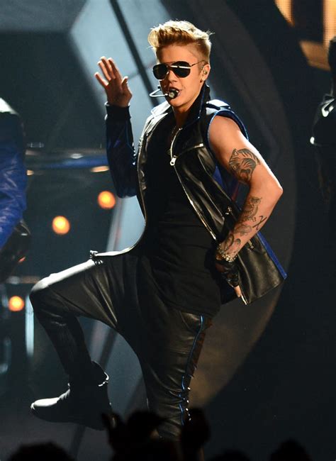 Video Justin Bieber Performance Billboard Awards 2013 — Sings ‘take