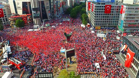 Resmi adı hürriyet meydanı olan kızılay meydanı'nın adının demokrasi meydanı olarak değiştirilmesi düşünülmüştü ancak kentte başka bir demokrasi meydanı bulunması nedeniyle meydana 15. Kızılay Meydanı'nın ismi değişti
