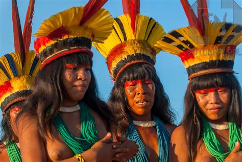 Mulheres Kalapalos Dançando No Pátio Na Aldeia Aiha No Parque Indígena