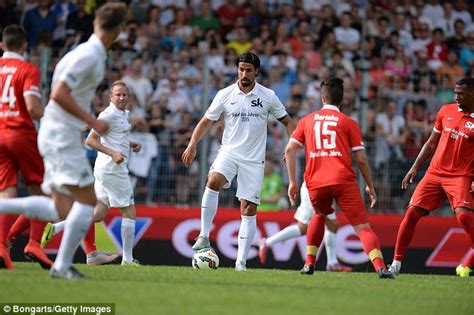 Ozil, 32 tahun, terus diasingkan dari the gunners dan sudah tidak bermain sejak. Germany boss Joachim Low stars in Sami Khedira's ...