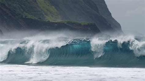 Amazing Breaking Waves of Sea Images | HD Wallpapers