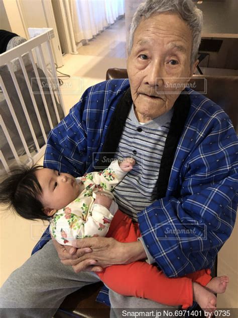 初孫を抱くお爺ちゃんの写真・画像素材[6971401] Snapmart（スナップマート）