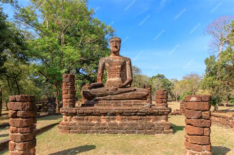 premium photo sitting buddha statue at wat sing temple in kamphaeng phet historical park