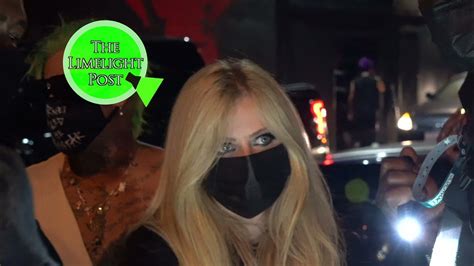 Avril Lavigne With Mod Sun Is Swarmed Roxy Theater After Performance Mod Says Mask Up Youtube