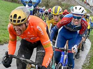 Wereldkampioene annemiek van vleuten haalt meteen zwaar uit. Omloop Het Nieuwsblad 2020