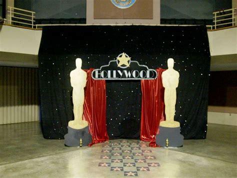 Guests will love the idea of being treated like a star for the evening, and a. Image result for hollywood party decorations (With images ...