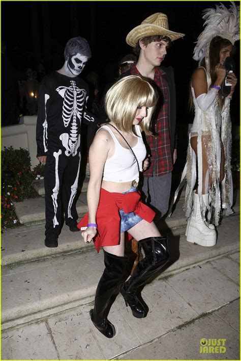 Emma Roberts Pretty Woman Aunt Julia For Halloween Photo 2746343