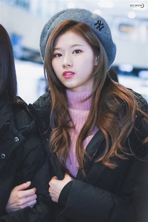 This Is How TWICE's Sana Flirts And People Are Going Crazy For Her ...