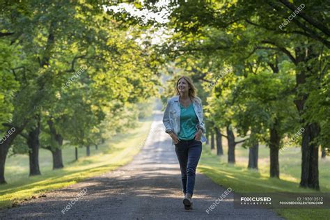 Mujer Caminando Por El Camino Del Campo En El Soleado Parque — Una