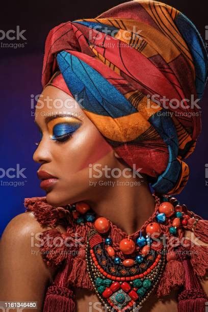 Wanita Kulit Hitam Cantik Mengenakan Bungkus Kepala Afrika Dan