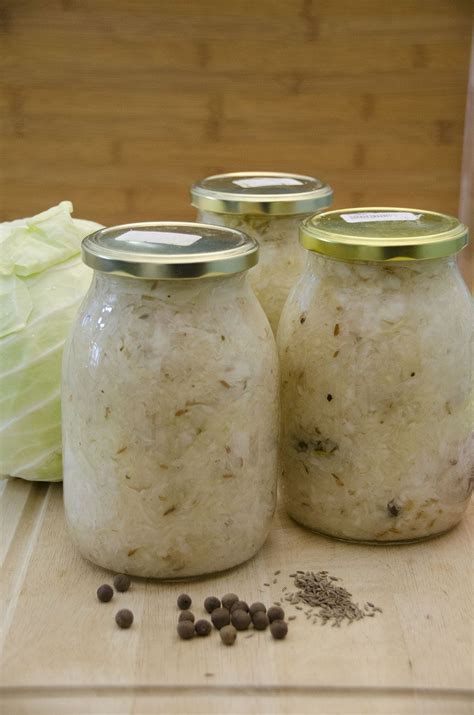 Selbst gemachtes Sauerkraut in Gläsern Homemade Sauerkraut