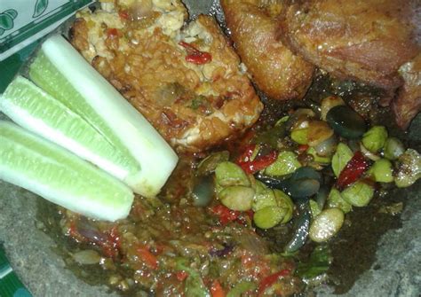 Makanya, tidak heran kelezatan ayam bakar kecap meresap hingga ke daging paling dalam. Resep #DiUlekAsyik AYAM GORENG LALAPAN oleh Aura Sandra ...