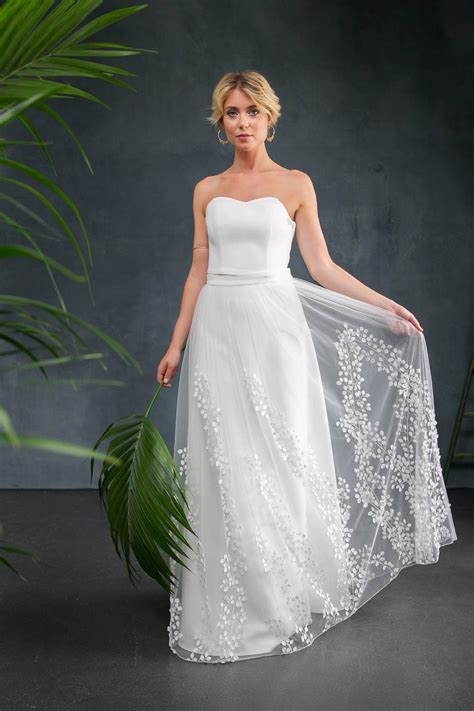 Lasst die verschiedenen hochzeitskleider auf euch wirken und trefft eine vorauswahl, in welche richtung der stil eures kleides gehen soll. Langer, schlichter Glockenrock für die Braut - Lillith ...
