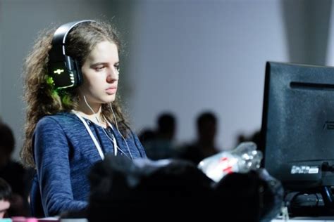 All Time Popular And Highest Paid Professional Female Gamers Must Read It