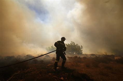 Χωρίς ενεργό μέτωπο η φωτιά στον υμηττό. Μεγάλη φωτιά στην Αρχαία Ολυμπία - Ισχυρές δυνάμεις επί τόπου