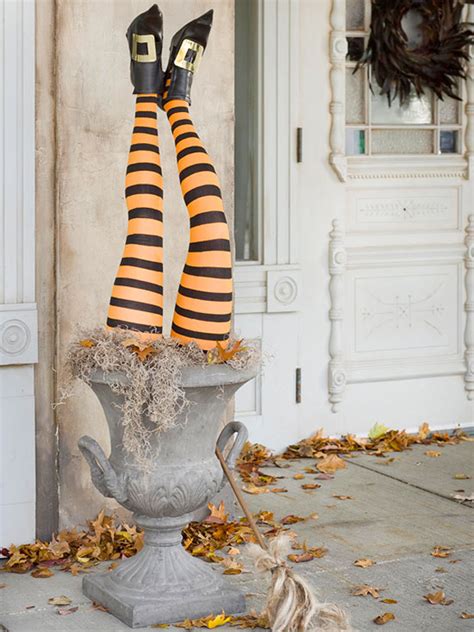 You know, when we decorate our homes with ugly, terrifying homemade halloween decorations. 12 Last Minute & Super Scary DIY Outdoor Halloween Decorations