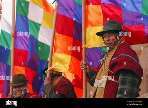 Varios Indios Aymaras Llevan El Wipala La Bandera Original De Los