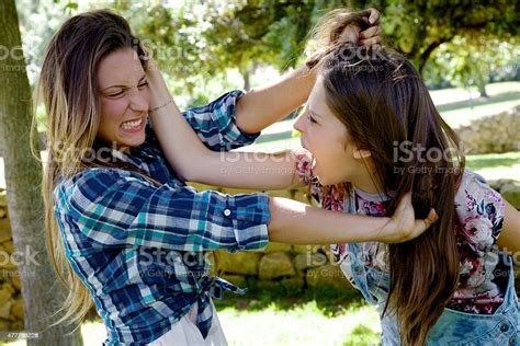 Zwei Teenager Freunden Kämpfen Im Park Wütend Ziehen Langes Haar