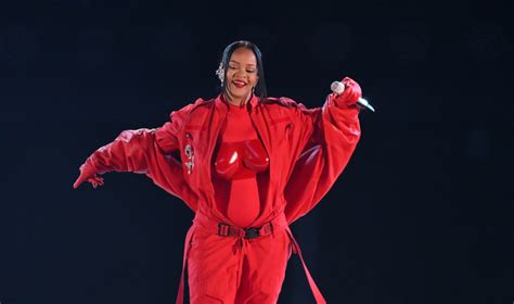 Rihanna S Super Bowl Halftime Show Sparks Backlash For Being Sexual Parade Entertainment