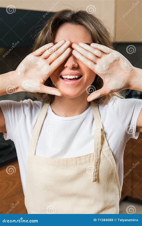 jeune jolie femme au foyer dans la cuisine avec de la farine sur des mains photo stock image