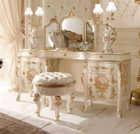 Nella vetrina showcases the finest luxury italian designer beds. Idea by Christina Ferguson on GOLD RUSH | Upholstered ...