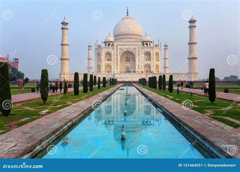 Taj Mahal With Reflecting Pool In Agra Uttar Pradesh India Foto