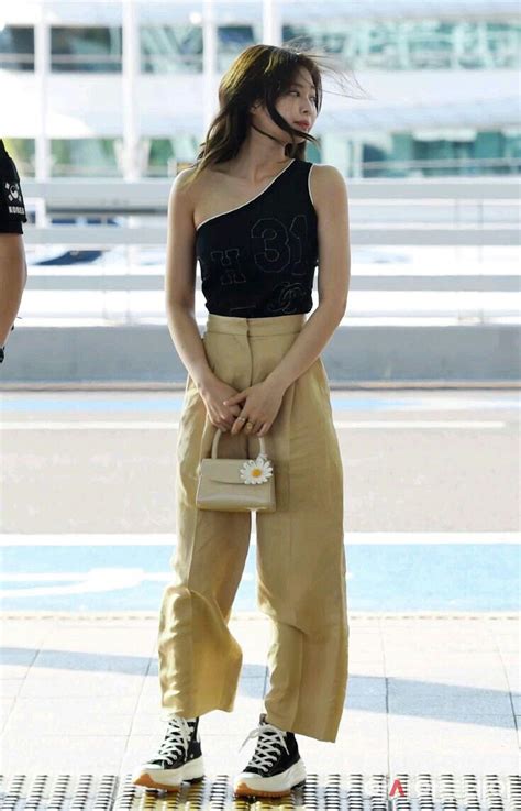 Get jennies style with this awesome white crop top. Pin by Jugu on Jennie Blackpink Airport Style | Blackpink ...