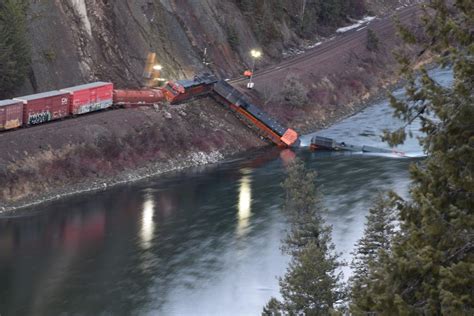 Crews Working To Remove Derailed Bnsf Train Leaking Fuel Into Kootenai