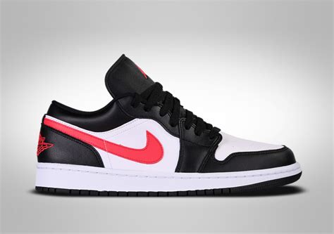 Купить баскетбольные кроссовки Nike Air Jordan 1 Retro Low Se Wmns