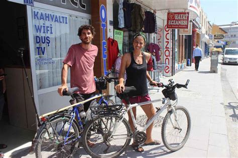 Bisikletiyle dünya turuna çıkan Arjantinli öğretmen çift
