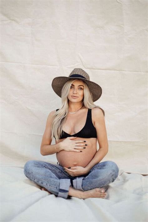 50 Best Maternity Photos In Jeans What To Wear For A Modern Casual