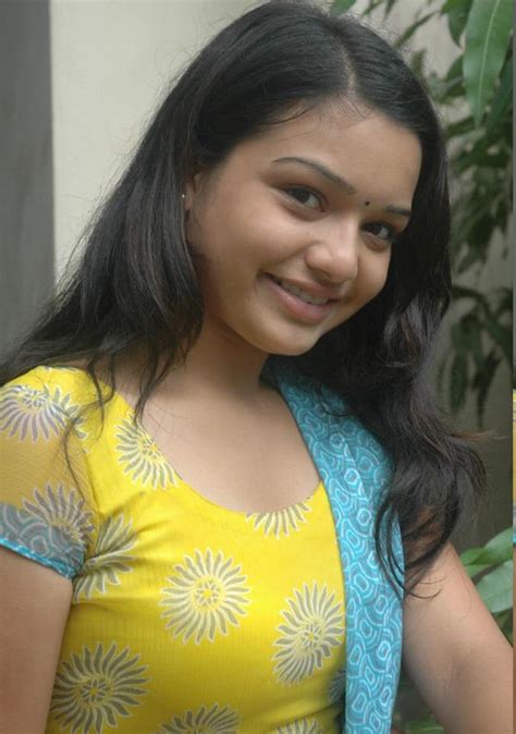 actrresspics south indian actress yamini cool cute pictures