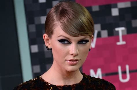 Taylor Swift Cuts Thumb In Kitchen Mishap Shares Bandage Photo On Twitter