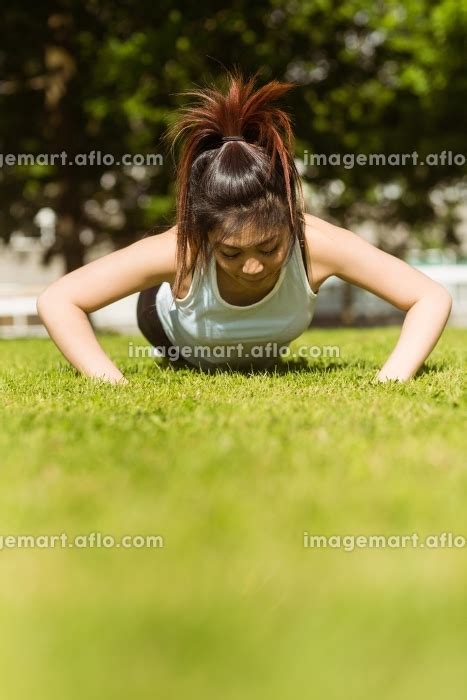 Healthy Woman Doing Push Ups In Parkの写真素材 110023802 イメージマート