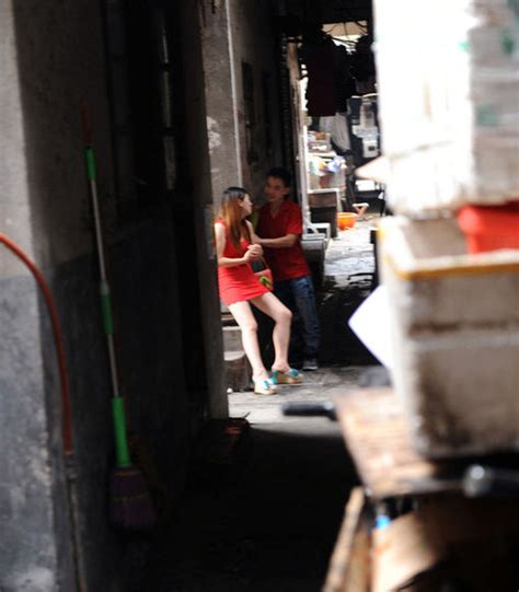 走进性工作者 上海老街里的百态人生 海口网