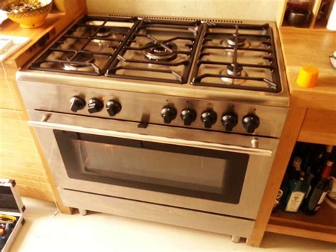 Cocina de gas corbero de 90 cm x 60 cm, con porta bombonas y 5 fuegos de gas (1 wok). Cocina Gas y Horno IKEA PRO A11S quema la comida del horno