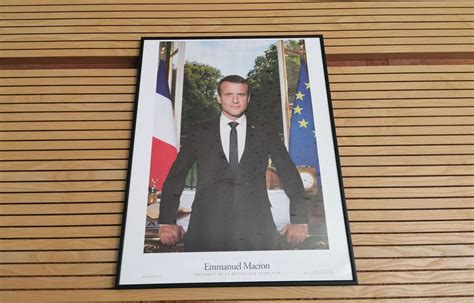 Un gilet jaune interpellé pour avoir remplacé le portrait de Macron par un QR code